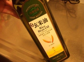 step3: 熱鍋後準備1大匙黃金玄米油， "黃金玄米油"有著「東方橄欖油」美名之稱。 更是世界衛生組織所推薦之食用油種， 更被日本中小學營養午餐與高級料理亭廣泛使用。 除了烘焙ˊ西式料理ˊ或台式熱炒都適用哦~ 黃金玄米油官網：http://www.healthykitchen.com.tw/products/ 味全健康廚房官網連結：http://www.healthykitchen.com.tw/