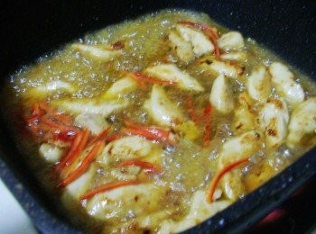 step6: 最後拌入步驟3的雞肉ˊ一起收汁入味ˊ熄火前再灑上白芝麻即可