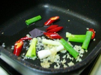 step2: 鍋內放入油2大匙ˊ大火爆炒香辣椒ˊ蔥段和蒜末