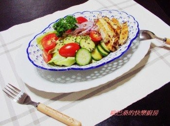 step6: 美味好吃香草<a href="https://bit.ly/2ZxapeY" target="_blank" data-keyword="雞排" class="guide-link"><strong>雞排</strong></a> <span style="display:inline-block;vertical-align:middle;margin-top:-3px;color:initial;border-radius:3px;padding:2px 3px;font-size:12px;line-height:14px;background:#87d300;color:#fff;">即買</span> 和風沙拉就完成囉。