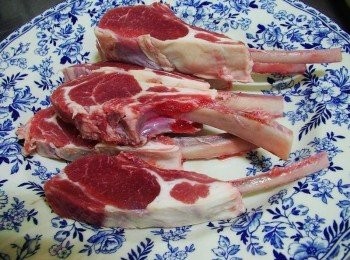 step1: 羊小排自然解凍ˊ於肉片處用刀背略拍鬆軟