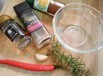 step8: 準備一適合微波小碗ˊ將<span class="group_2">調味</span>備齊擺入ˊ 迷迭香取葉片切細末ˊ蒜頭切細末ˊ辣椒切小圈加入橄欖油拌勻