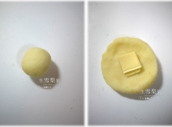 step7: 取一麵團揉成圓，再用手掌壓圓片後，將起士片包入
