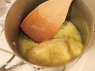 step5: 麵團放涼到手摸不燙的程度，將雞蛋液分4~5次慢慢加入，每回加入都要攪拌均勻後再加。