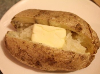 step7: 將熟透的馬鈴薯對切, 塗抹少許的奶油後, 擺上適量的內餡, 灑上起司就可以上桌囉