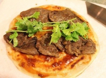 step3: 單面抹上<span class="group_2">特製抹醬</span>後, 鋪上牛腱與香菜