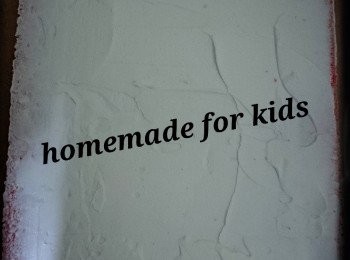 step8: 9. 塗上100g 打起的甜忌廉，捲起放入雪櫃雪30分鐘後，即可切件食用(隨個人喜好加入自己喜愛的餡料)