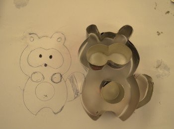 step20: 用同樣的方法折出眼睛、肚皮和尾，浣熊的模具就很簡單地做好了。