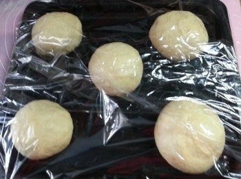 step8: 將<span class="group_2">麵團</span>做型,放入以搽油之焗盤上,舖上保鮮紙最後發酵30分鐘