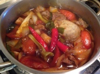 step4: 同鍋放入洋蔥、辣椒、蕃茄，加入醬油、米酒、水及糖，滾開後改小火燉煮約30-40分。