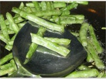 step5: 大概3，4分鐘這樣，炸至外皮微皺即撈出盛起，滴去油份