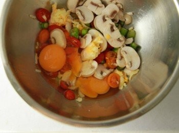 step2: 紅黃蕃茄片可用烤箱稍為烘烤收乾水份，保留蕃茄的酸甜味。取一容器，放入蘑菇片、蘆筍片、紅黃蕃茄片、起司、蛋攪拌均勻。