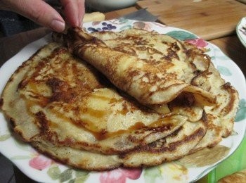 step7: 完成後的水果煎餅淋上楓糖糖漿捲起，滋味更棒!