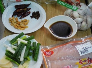 step1: 1.先準備好所需<span class="group_1">材料</span>青蔥/乾辣椒切小段ˊ
薑切片ˊ蒜瓣拍扁ˊ<span class="group_3">調味</span>先拌勻備用