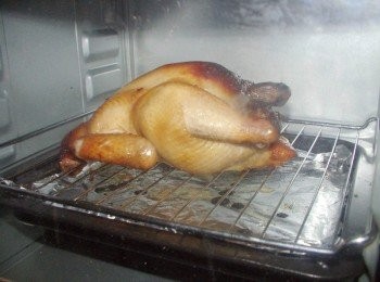 step5: 200度c先烤20分鐘ˊ表面略為上色後ˊ降低溫度至170度c再烤40分鐘 (烘烤完成的雞利用烤箱餘溫再悶一下ˊ稍涼即可取出)