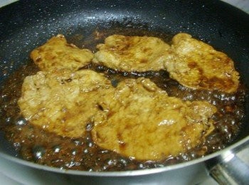 step5: 然後將剩下的<span class="group_2">調味</span>一起倒入鍋裡ˊ轉小火讓醬汁和豬排肉一起悶燒入味