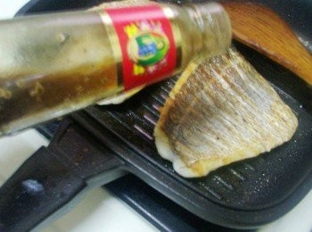 step4: 4.接著加入<span class="group_3">照燒醬汁</span>所有<span class="group_2">調味</span>