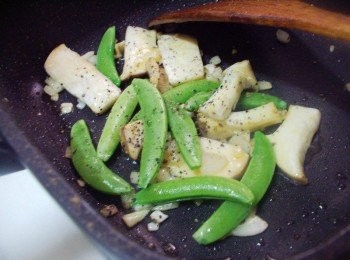 step6: 加入甜豆拌炒均勻並灑上酌量黑胡椒和少許鹽調味