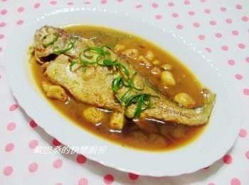 step4: 最後盛盤ˊ再擺上酌量蔥綠絲點綴就能上桌品嚐囉。