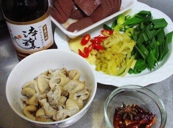 step1: 先準備好所需<span class="group_1">材料</span>...如照片圖ˊ大腸平時煮湯時可順便處理好ˊ (也可買現成省略再烹煮的手續和時間)然後將<span class="group_1">材料</span>洗切成適當大小備用