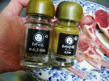 step2: 準備好需<span class="group_2">調味</span>的香料ˊ這次除了運用新鮮迷迭香ˊ 另外搭配了孜然粉和黑胡椒粒 (我自己覺得孜然粉搭配羊小排滋味非常棒喔)