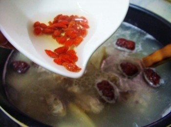 step4: 最後完成前再加入米酒ˊ枸杞ˊ和鹽<span class="group_2">調味</span>即可