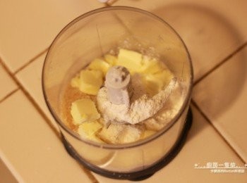 step4: 冰的無鹽奶油切小丁，與二砂糖、中筋麵粉一起放入食物調理機中攪拌混合成團，再用手搓成粗粒。