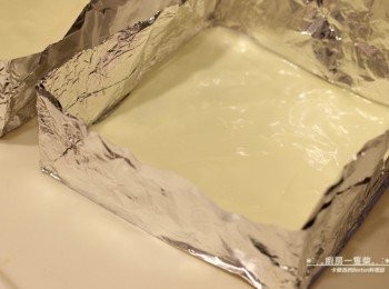 step8: 融化好的白巧克力分成兩份，倒入鋁箔淺盤中，抹平。