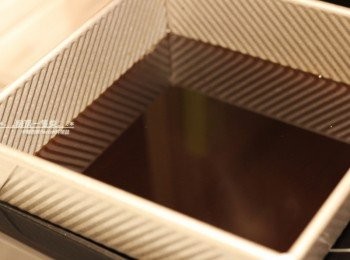 step10: 此時再倒入熱水200g、細砂糖25g+吉利丁粉12g，煮沸攪勻後關火，倒入正方形烤盤中待涼、凝固定型。