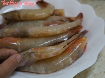 step3: 洗乾淨啲蝦，剪去蝦頭和蝦腳，然後順著蝦背剪開，除左可以方便挑除蝦腸外，亦都可以浸泡時更入味~