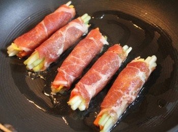 step4: 鍋內下少許油, 將豬肉捲收口朝下, 煎熟即完成