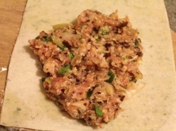 step1: 取一張蔥油派, 上面鋪滿絞肉餡