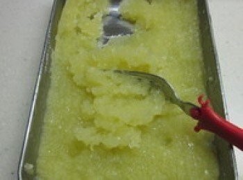 step3: 將作法2.(喜歡酸可擠一些檸檬汁混合),倒入容器中(最好是宽的淺盤較易結冰),每隔1小時拿出用叉子刮拌,約4~5次即可完成