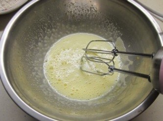 step2: 雞蛋打至起泡,分次加入糖再打到呈乳白色狀