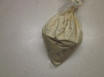 step4: 將麵楜裝到袋中呈三角狀,剪一個小洞