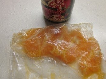 step2: 小蕃茄(可省略)切半,橘子2顆剝皮,一顆切丁備用,一顆剝成片狀後放塑膠袋,用手腕壓爛至出汁