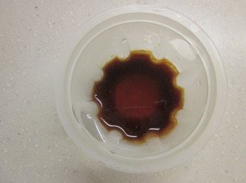 step1: 吉利丁先分0.5片及3片,各自泡冷水備用, 煮<span class="group_2">焦糖</span>:將糖倒入鍋中用中小火煮至熔化呈褐色大滾倒入熱水攪拌,稍涼將0.5片的吉利丁(水擠乾)放入<span class="group_2">焦糖</span>液中拌勻,再將<span class="group_2">焦糖</span>放入模型中,放冷凍把<span class="group_2">焦糖</span>冰硬