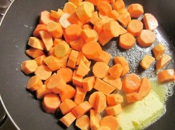 step4: 鍋中同時放奶油及地瓜丁以小火炒到地瓜八分熟,再加入糖一同炒到糖熔化即為<span class="group_3">蜜蕃薯</span>