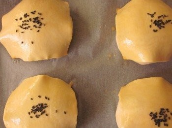 step8: 刷上蛋液灑上黑芝麻