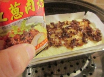 step6: 大火蒸5分鐘後在蛋糕上鋪牛頭牌紅蔥肉燥