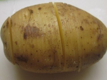 step2: 切出平行的刀痕，但是不要切斷。