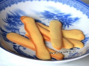 step9: 其實，我知道我的麵糊作得並不算成功
或許是我手腳太慢、或哪一道程序出了問題
我的麵糊就是一整個水水的
應該是因為蛋白霜已經消泡的結果吧！

然而，硬著頭皮繼續走完所有流程
其實我的《手指餅乾》還是有做出來耶
比較薄、比較醜，不過好香好好吃
吃起來有孔雀餅乾的味道喔！

只能說，幸好這些餅乾
我是要拿來做為《提拉米蘇》的夾層之用
所以醜一點倒是不影響到
至少味道上還是很棒的
若是能夠再帶點厚度
相信餅乾在吸飽咖啡之後
夾在《提拉米蘇》裡的口感一定更棒！

還會有再練習的機會
這個《手指餅乾》其實烤酥脆一點