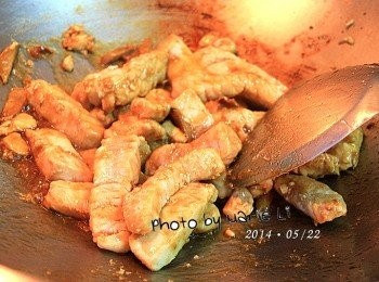 step3: 魚肉下鍋以大火快炒幾下
倒進適量的醬油 (我慣用素蠔油) 和一點糖
拌炒至肉片漸漸轉白，淋上一點米酒和烏醋
快炒到肉片完全變白即可