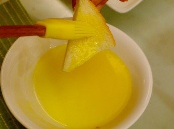 step5: 將奶油微波(或以隔水加熱的方式)融化，以對角斜線將吐司切成1/4、1/8、1/16的三角塊狀，(也可以隨意切成小塊)在吐司兩面塗上奶油