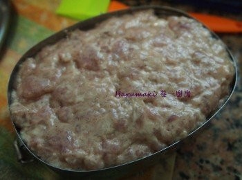 step6: 將肉泥分幾次倒入, 每層用匙背或刮刀壓實把空氣壓出來,