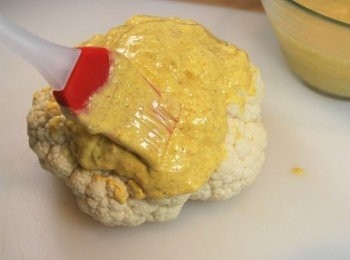 step3: 將香料優格均勻刷在花椰菜表層及底部