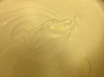 step4: 另外，忌廉200克打至企身，加落去C。
慢慢輕輕用Spatula fold勻。
之後，鋪薄薄一層喺tray底。