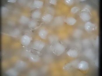 step3: 3. 將粉糰搓成一小粒，如覺得黏可加一點生粉