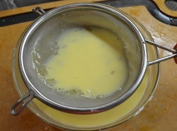 step3: 再用篩網過濾蛋液。