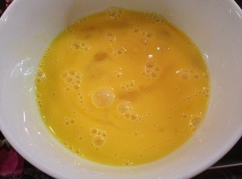 step3: 雞蛋打散，加少許鹽拌勻成蛋液。